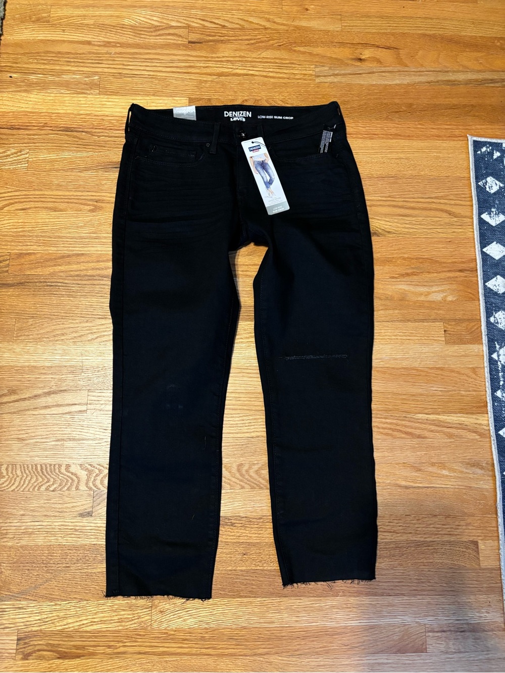 NWT Denizen from Levi's low rise slim crop size 4/5